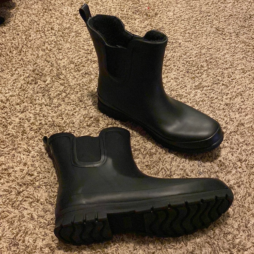 NWOB Eddie Bauer Faux Fur Lined Chelsea Style Rain boots Snow boots